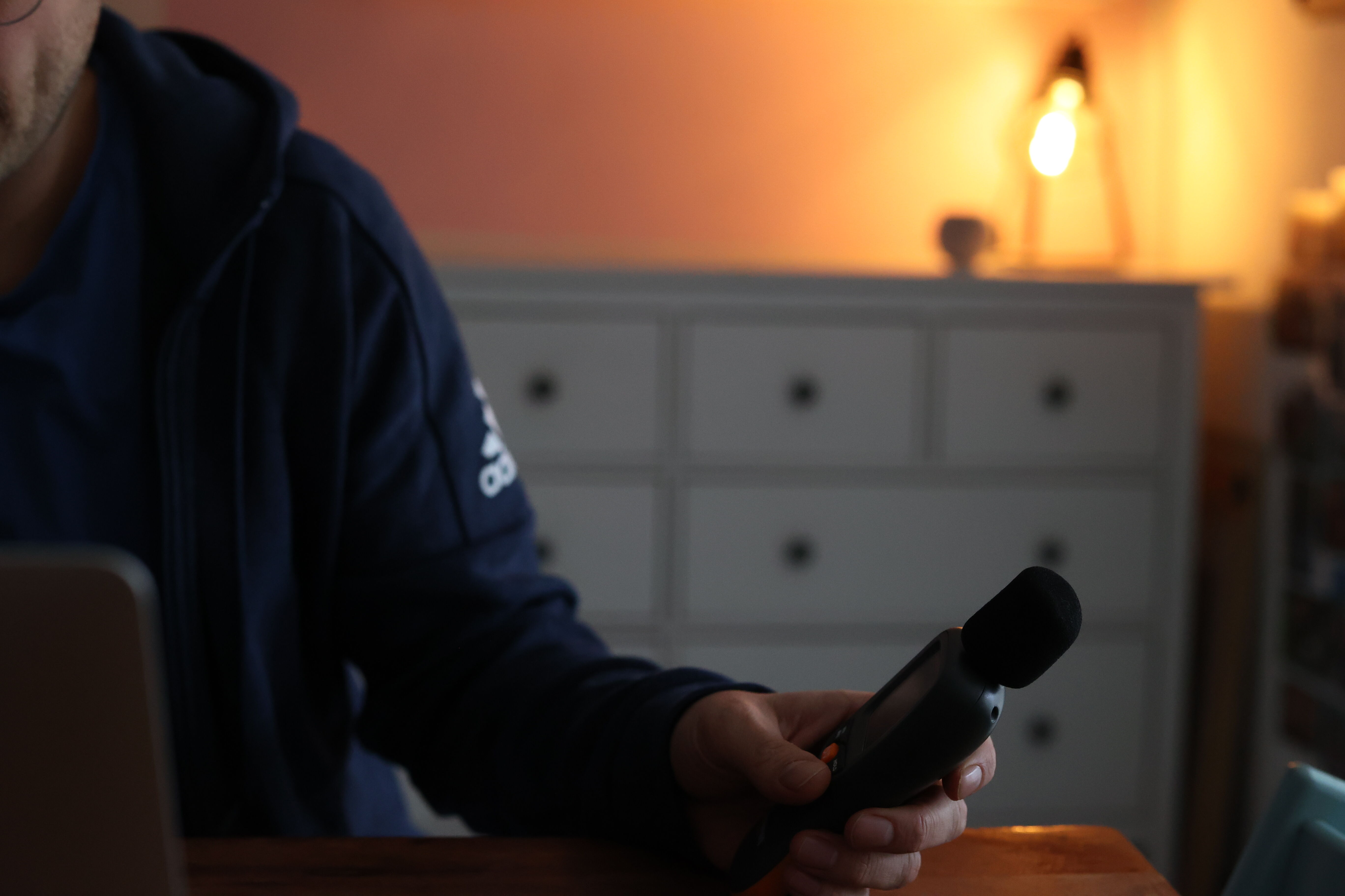 Unser Messmikrofon im Noise Cancelling Kopfhörer Test